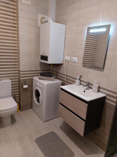 熱舒夫的住宿－Apartament Olif，一间带洗衣机和水槽的浴室