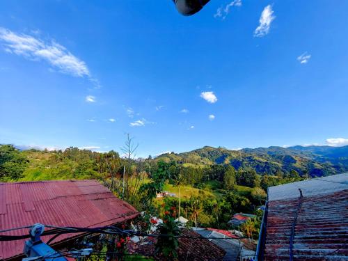 einen Blick auf die Berge von einem Haus aus in der Unterkunft Habitación Deluxe 1 con Jacuzzi a 20mt del parque in Salento
