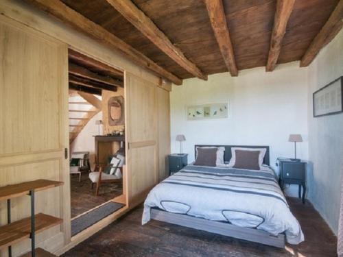 Postel nebo postele na pokoji v ubytování Magnifique maison avec piscine privée, Wi-Fi et animaux acceptés - FR-1-616-234