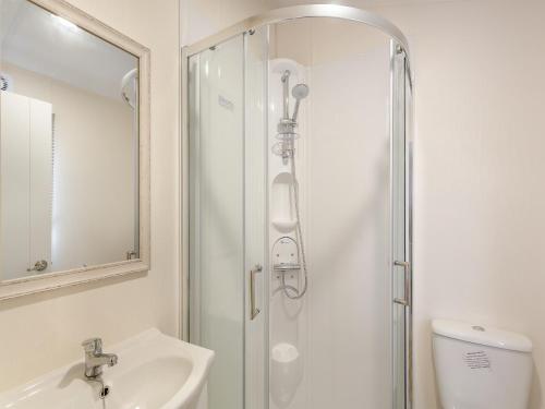 uma casa de banho com um chuveiro e um lavatório. em Roseberry Topping - Uk42937 em Great Broughton