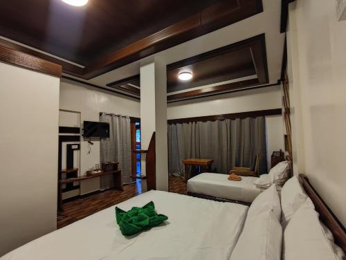 una camera d'albergo con due letti e una televisione di Cañon Suite a General Luna