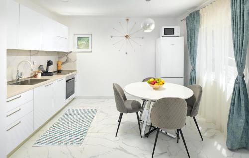 Beautiful Home In Mastrinka