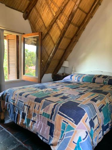 um quarto com uma cama e uma janela em Pucara del Este em Punta del Este