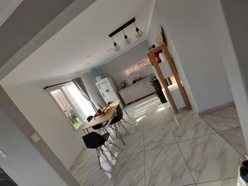 an overhead view of a kitchen with a table and chairs at La casita de Fran in Comandante Luis Piedra Buena