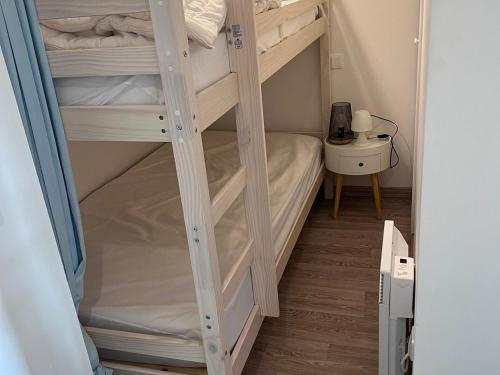 une chambre avec deux lits superposés dans une pièce dans l'établissement Appartement familial près de la plage avec parking et balcon verdoyant - FR-1-482-49, à Fort-Mahon-Plage