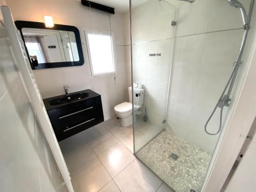 une salle de bain avec une douche, des toilettes et un lavabo dans l'établissement Maison neuve à 600m de la plage, terrasse avec pergola, parking, équipements modernes - FR-1-22-298, à La Tranche-sur-Mer