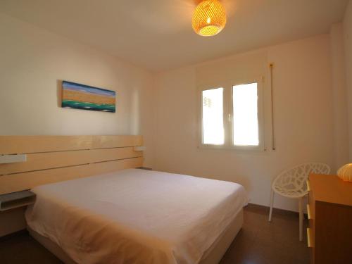 - une chambre avec un lit blanc et une fenêtre dans l'établissement Apartamento Llançà, 2 dormitorios, 6 personas - ES-228-82, à Llançà