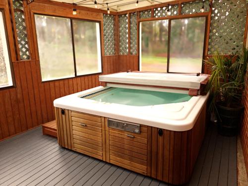 eine Whirlpool-Badewanne in der Mitte eines Zimmers in der Unterkunft Adventure's Home Base - Hot Tub & King Sized Bed in Port Angeles