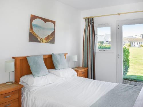 1 dormitorio con cama y ventana en Saltbox 5, en Yarmouth