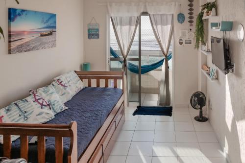um quarto com uma cama e vista para o oceano em DE FRENTE PRO MAR na Praia Grande