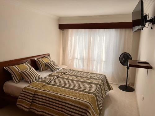 a bedroom with a bed and a window at APARTAMENTO FERROCARRIL 201 in Ibagué