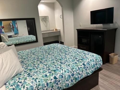 Postel nebo postele na pokoji v ubytování Regency Inn & Suites