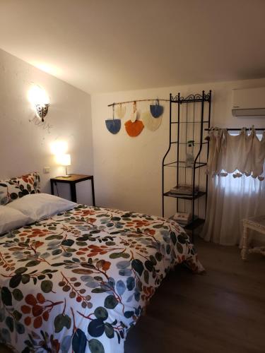 - une chambre avec un lit et une couette colorée dans l'établissement Chez Nathalie, à Maussane-les-Alpilles