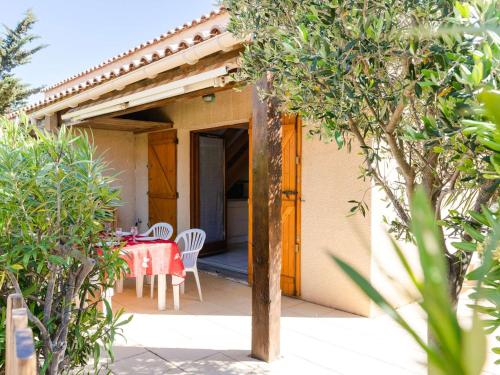 Pavillon 5 couchages avec piscine proche plage, terrasse et parking privé à Gruissan - FR-1-409-231