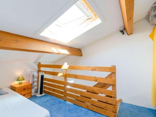 une chambre avec un lit et une lucarne dans l'établissement Pavillon 5 couchages avec piscine proche plage, terrasse et parking privé à Gruissan - FR-1-409-231, à Gruissan