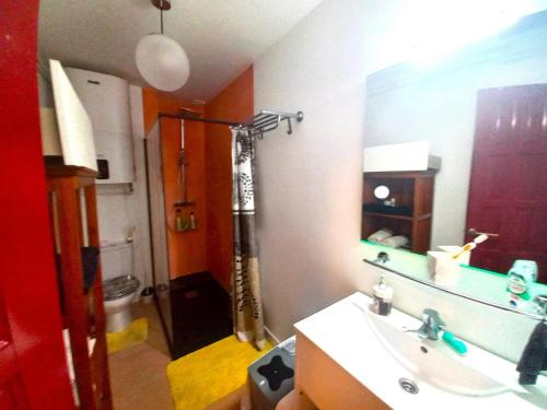 uma casa de banho com um lavatório e um chuveiro. em Apartamento Sant Pere Pescador, 1 dormitorio, 4 personas - ES-89-129 em Sant Pere Pescador