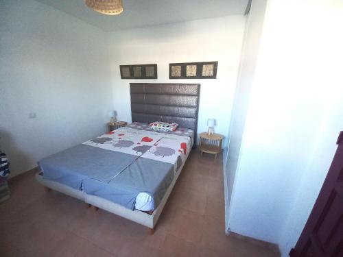 um quarto com uma cama grande num quarto em Apartamento Sant Pere Pescador, 1 dormitorio, 4 personas - ES-89-129 em Sant Pere Pescador