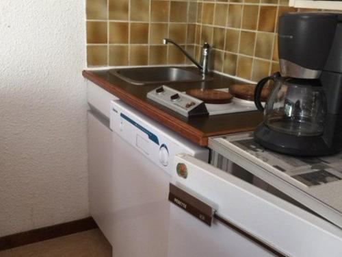 uma cozinha com um lavatório e comodidades para preparar café em Studio Les Orres, 1 pièce, 6 personnes - FR-1-322-545 em Les Orres