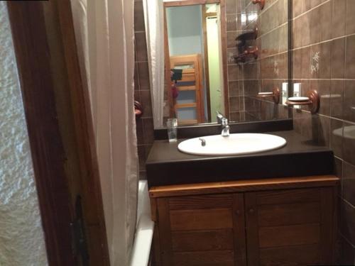 uma casa de banho com um lavatório e um espelho em Studio Les Orres, 1 pièce, 6 personnes - FR-1-322-545 em Les Orres