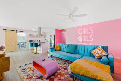 sala de estar con sofá azul y pared rosa en Bachelorette! Fire Pit+Heated Pool+3MI to Old Town, en Scottsdale