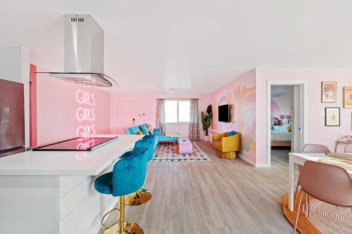 Bachelorette! Fire Pit+Heated Pool+3MI to Old Townにあるテレビまたはエンターテインメントセンター