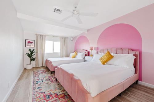 Bachelorette! Fire Pit+Heated Pool+3MI to Old Townにあるベッド
