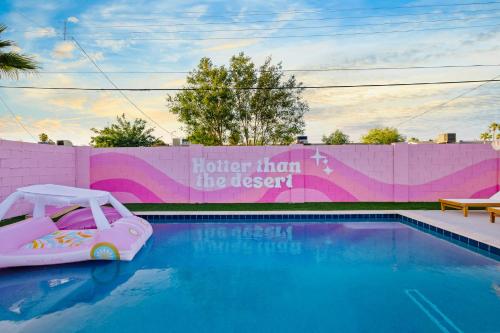 Bachelorette! Fire Pit+Heated Pool+3MI to Old Townの敷地内または近くにあるプール