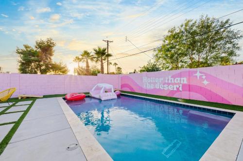 Bachelorette! Fire Pit+Heated Pool+3MI to Old Townの敷地内または近くにあるプール