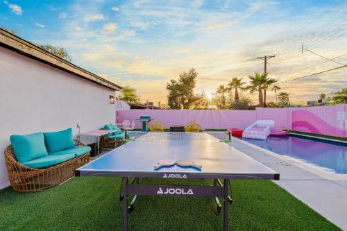Bachelorette! Fire Pit+Heated Pool+3MI to Old Townの敷地内または近くにあるプール