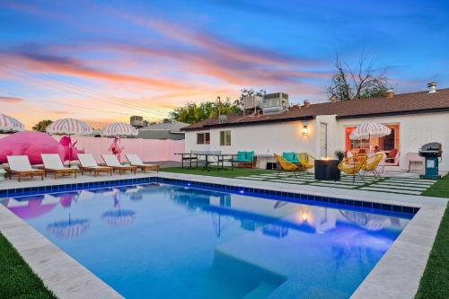 Bachelorette! Fire Pit+Heated Pool+3MI to Old Townの敷地内または近くにあるプール