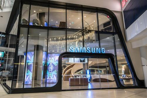 a shopping mall with a samsung sign in the window at DIFETSE in Guayaquil
