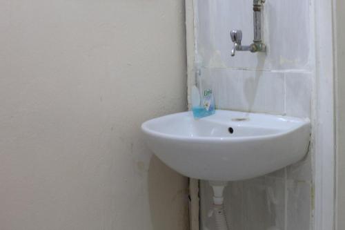 baño con lavabo blanco en una habitación en 73 / 3, en Elazığ