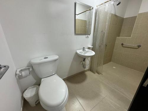 Un baño de Hotel Mar Inn Cali
