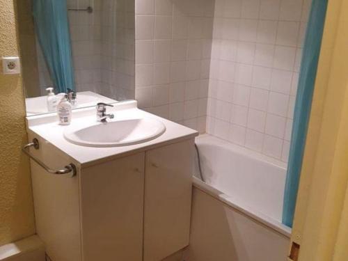 bagno con lavandino e vasca di Appartement Valfréjus, 3 pièces, 6 personnes - FR-1-265-347 a Modane