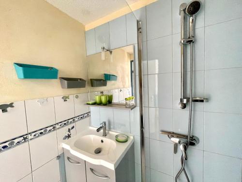 ein Bad mit einem Waschbecken und einer Dusche in der Unterkunft Maison Brem, 2 pièces, 4 personnes - FR-1-231-315 in Brem Sur Mer
