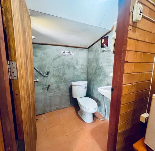 Ένα μπάνιο στο Baan Suan Ruen Chan Hom บ้านสวนเรือนจันทร์หอม