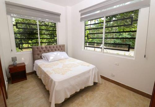 una camera con un letto e due finestre di PARADISE LODGE a Tena