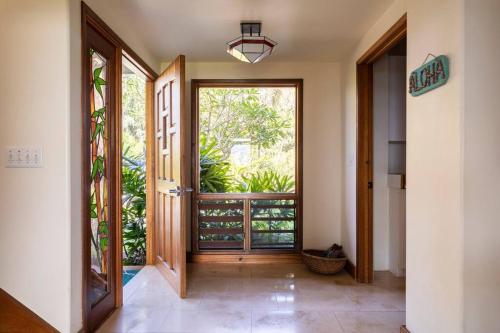 ハレイワにあるMaluhia ~ Peace & Tranquilityの大きな窓付きのドアのある廊下