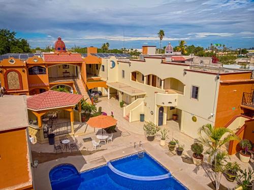 una vista aérea de una casa con piscina en Hotel Oasis, en Ciudad Constitución