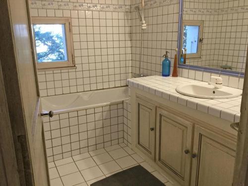 Baño de azulejos blancos con lavabo y espejo en Provencal farmhouse, pool, pool house, countryside Plan d’Orgon, Provence - 8 people, en Cavaillon