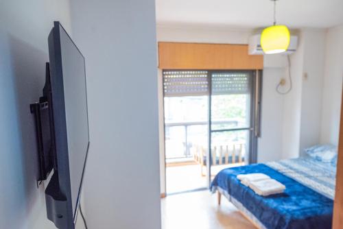 Habitación con TV, cama y ventana. en Misionerita en Posadas