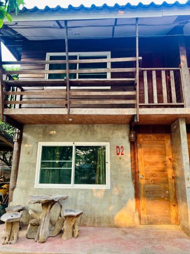 Μπαλκόνι ή βεράντα στο Baan Suan Ruen Chan Hom บ้านสวนเรือนจันทร์หอม