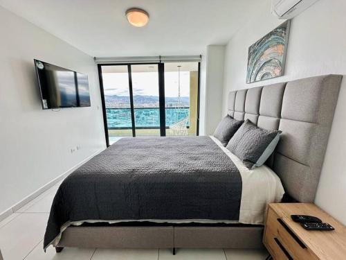 Llit o llits en una habitació de Luxury 1BR Apartment in Astria 706
