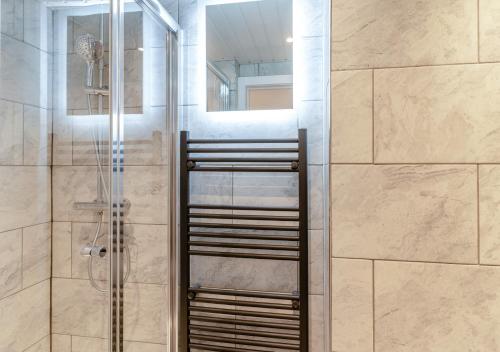 卡地夫的住宿－Hafan y Ddinas Cardiff Apartment 2，浴室里设有玻璃门淋浴