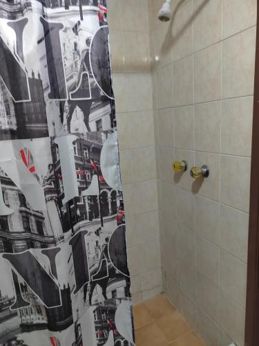 cortina de ducha en el baño, en blanco y negro en Departamento de huéspedes Grijalva, en Ciudad de México