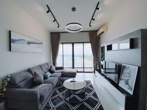 sala de estar con sofá y mesa en Country Garden Danga Bay by Lions Bay en Johor Bahru