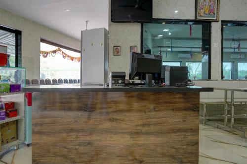 una cocina con encimera y ordenador. en Super OYO Neelkanth Hotel And Restaurant en Vadodara