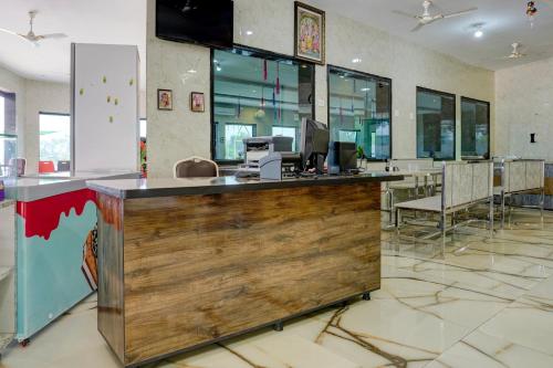 una oficina con un mostrador con un ordenador. en Super OYO Neelkanth Hotel And Restaurant en Vadodara