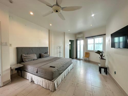 a bedroom with a bed and a ceiling fan at Apartment - 1 Bed Condo in Saigon center District 1 - 1 Phòng ngủ Riêng, Phạm Viết Chánh, Quận 1 in Ho Chi Minh City
