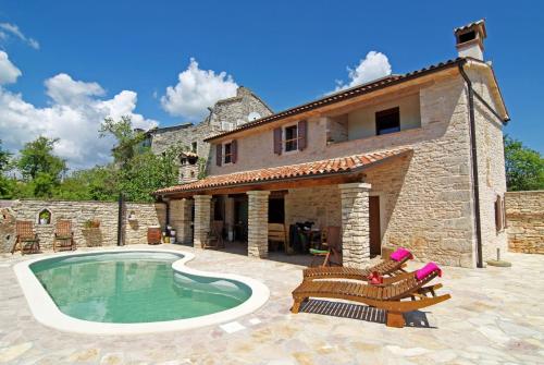 een villa met een zwembad voor een huis bij Villa Milica - Istrian ecohouse in Barban